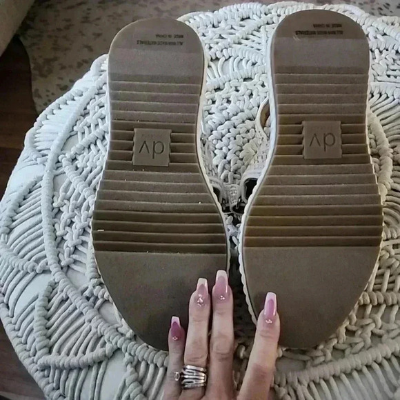 DV by Dolce Vita Cream Platform Sandals - Picture 5 of 5